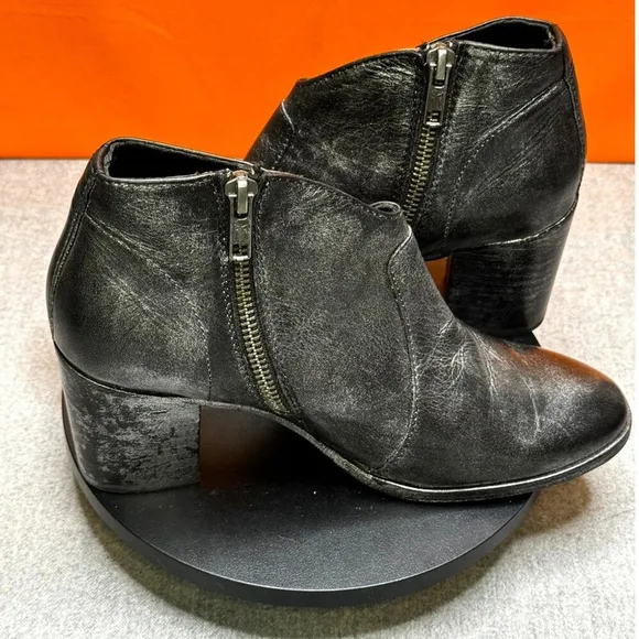 FRYE Nora Ankle Bootie Zip Black Silver Metallic Size 6 B Pre Loved