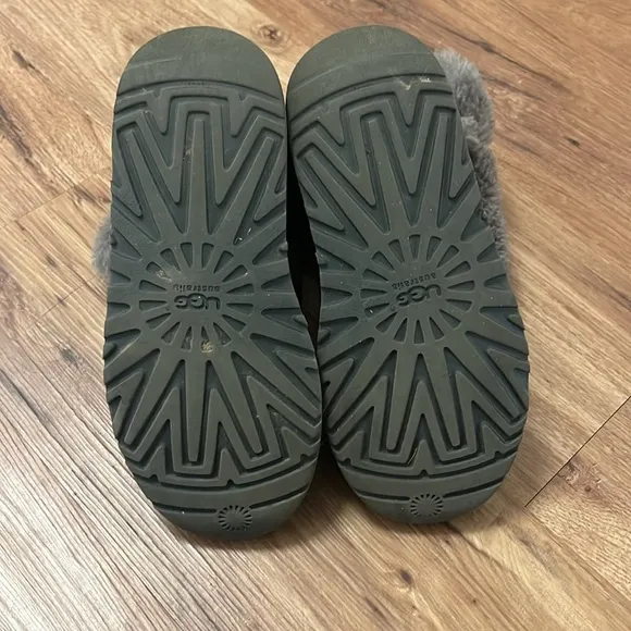 Girls gray suede UGG boots, size 4