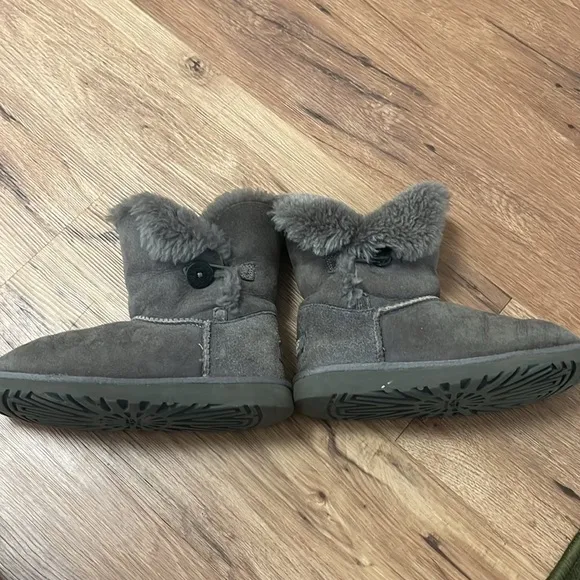 Girls gray suede UGG boots, size 4