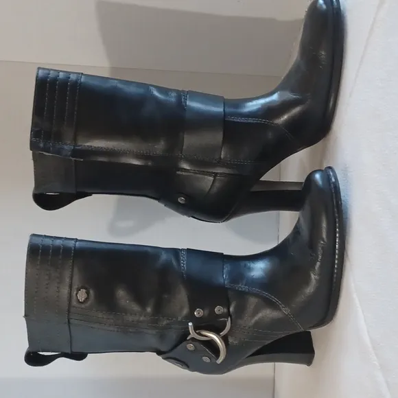 Harley Davidson calf heigth, 3.5 in heeled boots Sz 7 with a pewter belt accent.