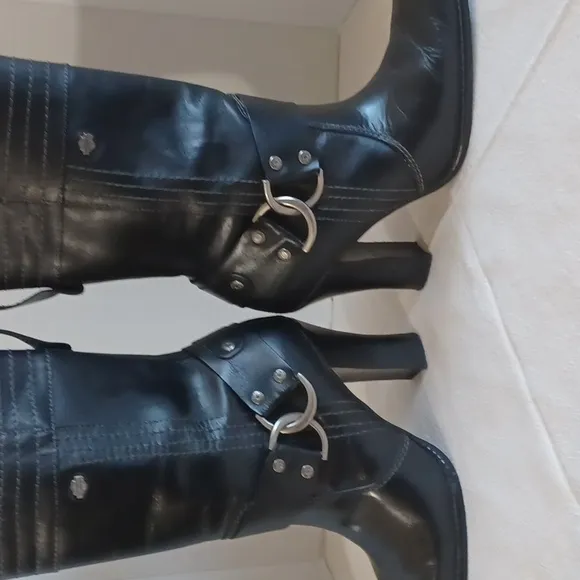 Harley Davidson calf heigth, 3.5 in heeled boots Sz 7 with a pewter belt accent.