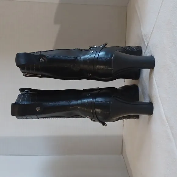 Harley Davidson calf heigth, 3.5 in heeled boots Sz 7 with a pewter belt accent.
