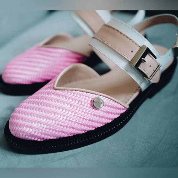 INCH 2, SWEET PINK CLOSED TOE SANDALS. SIZE 39, US 9. Like New.