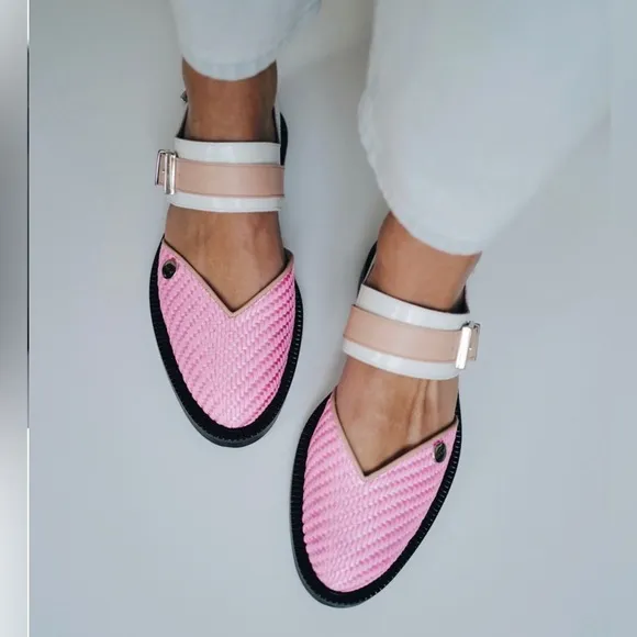 INCH 2, SWEET PINK CLOSED TOE SANDALS. SIZE 39, US 9. Like New.