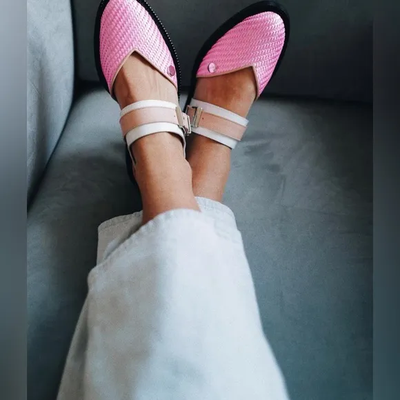 INCH 2, SWEET PINK CLOSED TOE SANDALS. SIZE 39, US 9. Like New.