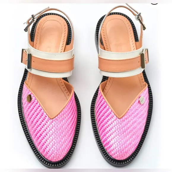 INCH 2, SWEET PINK CLOSED TOE SANDALS. SIZE 39, US 9. Like New.