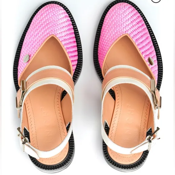 INCH 2, SWEET PINK CLOSED TOE SANDALS. SIZE 39, US 9. Like New.