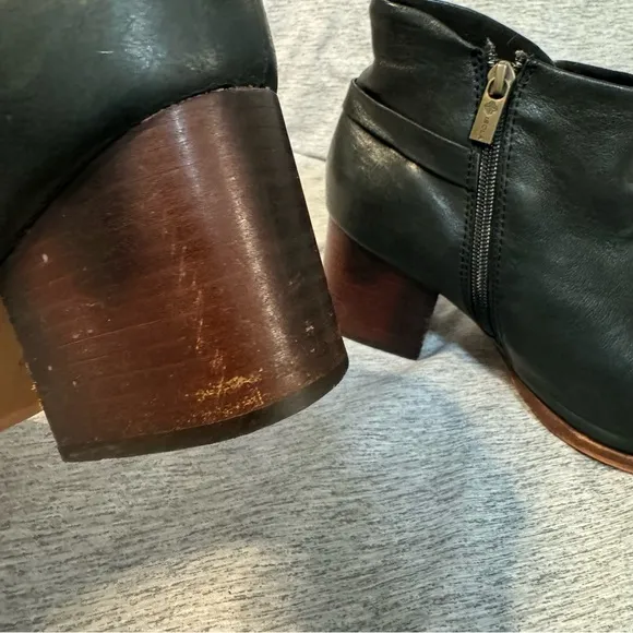 ISOLA Black Leather Block Heel Ankle Boots, Size 8.5, Zipper and side buckle EUC