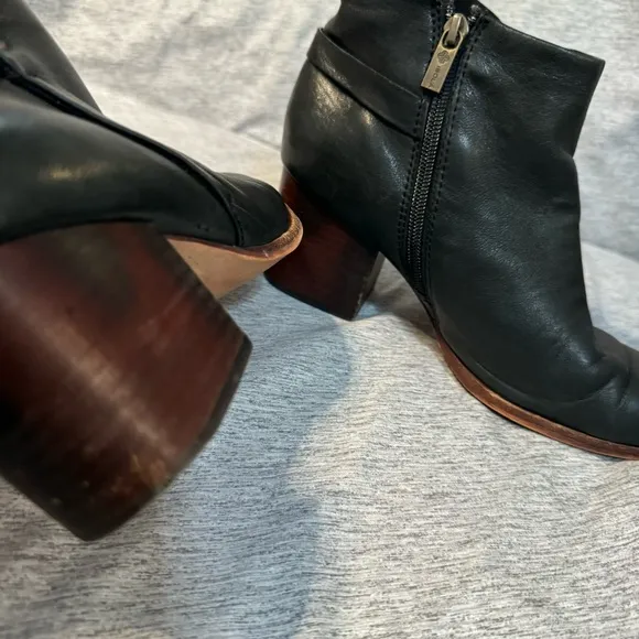 ISOLA Black Leather Block Heel Ankle Boots, Size 8.5, Zipper and side buckle EUC