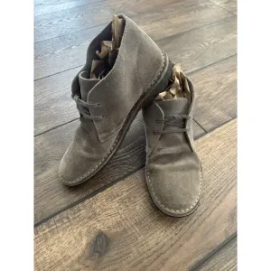 J. Crew MacAlister Mens 8 Suede Chukka Desert Iconic Casual Boots Gum Sole Italy