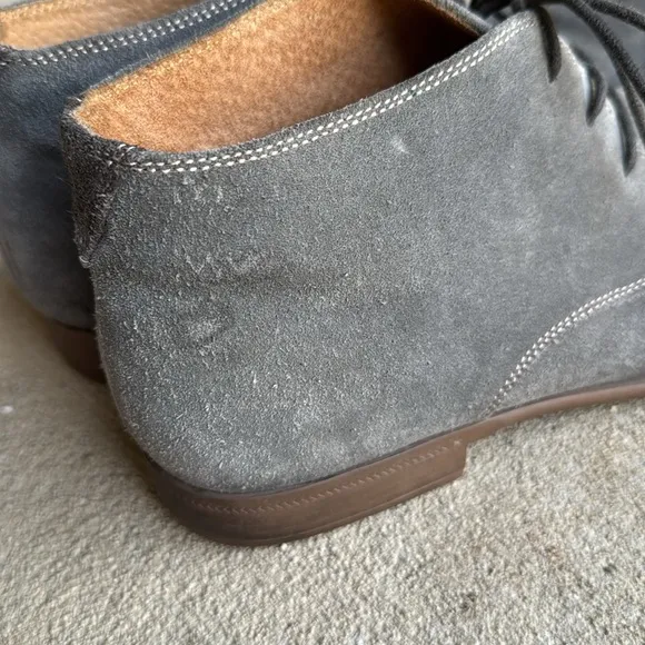 John Varvatos mens 10 M gray suede leather chukka boots EUC