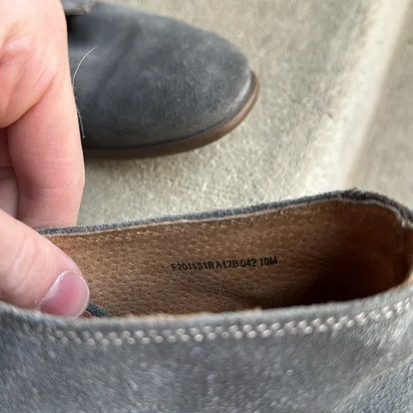 John Varvatos mens 10 M gray suede leather chukka boots EUC