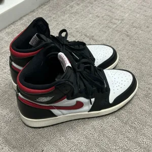Jordan 1 gym red boys size 6.5 only worn once - no box.