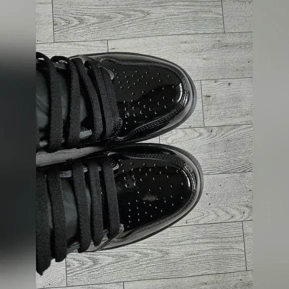 Jordan 1 Retro High OG Black Metallic Gold Shoes