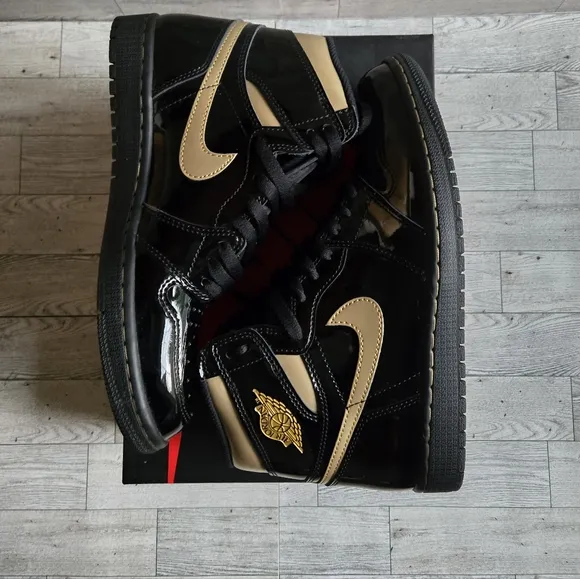 Jordan 1 Retro High OG Black Metallic Gold Shoes