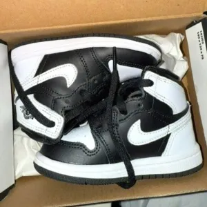 Jordan Boy's Air 1 Retro High Og Shoes