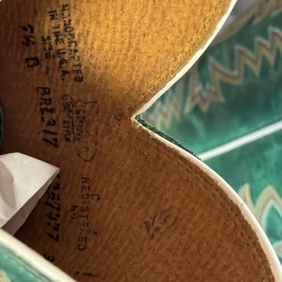 Justin Boots Green and Brown Western Boots size 7.5 in great shape