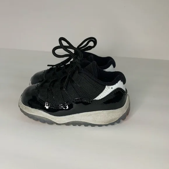 Kids Jordan 11 retro low size 6C