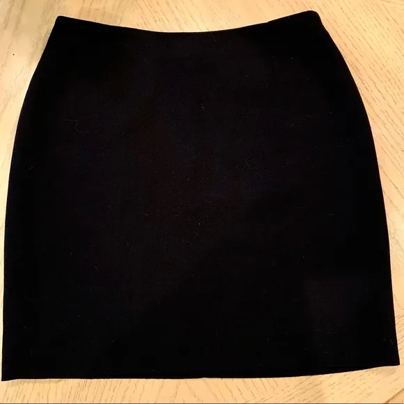 LN DARLING VERSACE MINI SKIRT. PAIR WITH HEELS OR BOOTS. BEAUTIFULLY TAILORED💞
