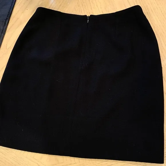 LN DARLING VERSACE MINI SKIRT. PAIR WITH HEELS OR BOOTS. BEAUTIFULLY TAILORED💞