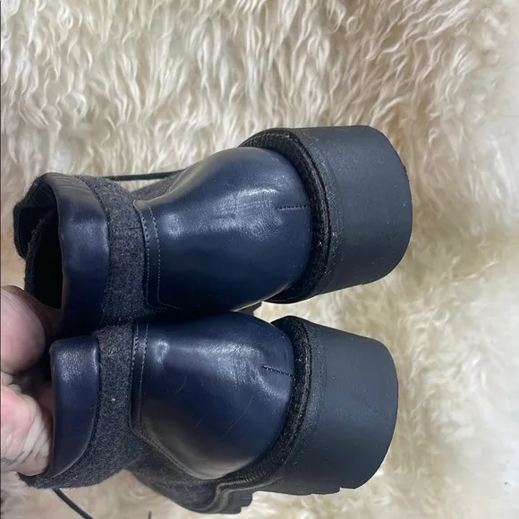 Made in Italy Gray and Black Chukka Boots with Minimalist Design