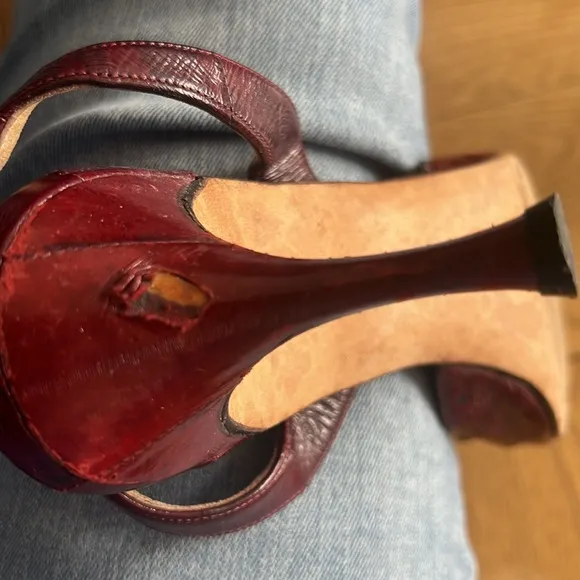 Manolo Blahnik Burgundy Crocodile Carolyne burgundy Sling Back Heels size 39