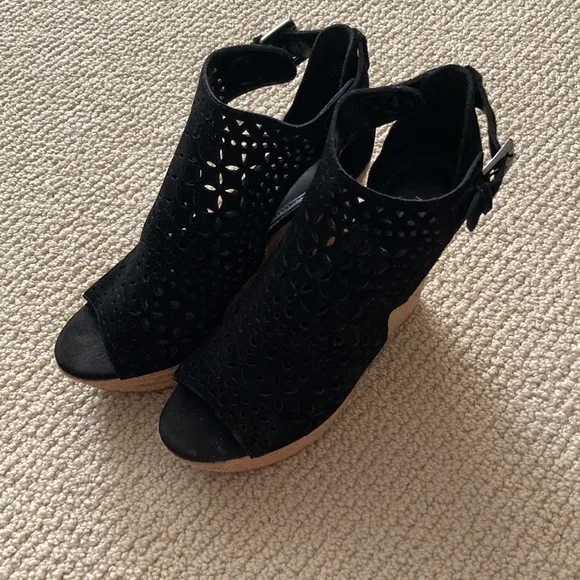 Marc Fisher Black Wedge Heels Espadrilles Sandals Rope Shoes Size 8 LIKE NEW