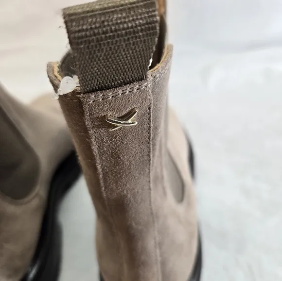 Margaux Women's Size 39 Tan Chelsea Suede Leather Pull On Boots
