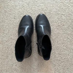 Massimo Dutti Black Leather Chelsea Boots