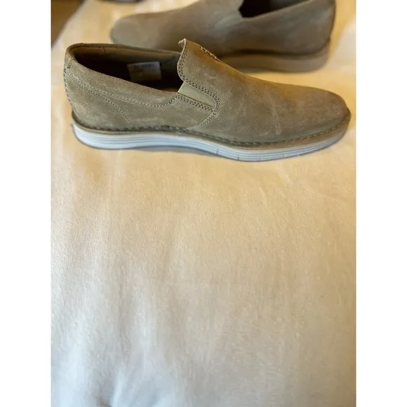 Men's Clark's Suede Slip On Shoes New Without Box Never Worn Beige Color