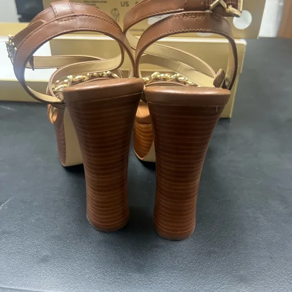 MICHAEL KORS Womens Brown 1-1/2&quot; Platform Chain Paola Flare Heeled Sandal Size 9