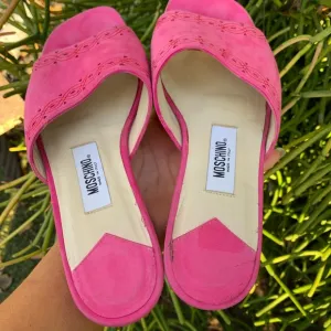 Moschino slides women Fuchsia leather hearts and Stitch logo detail shoes.
