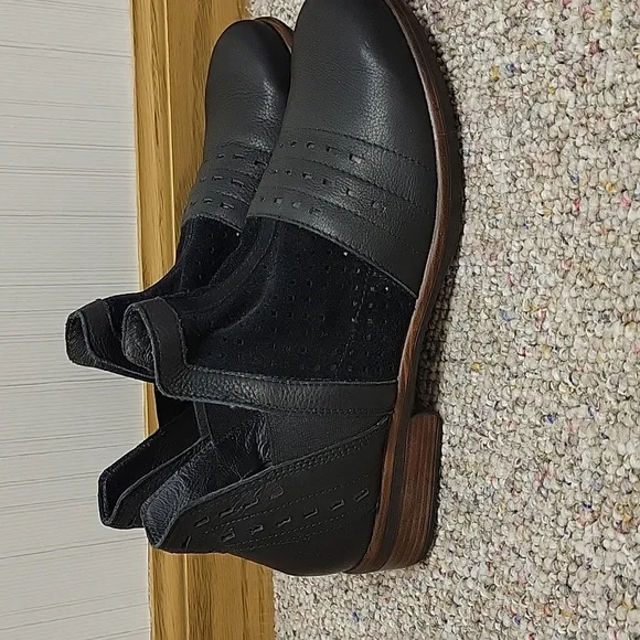 Naot Rivotra Sz 39 US 8.5 Womens Black Leather Slip On Shoes