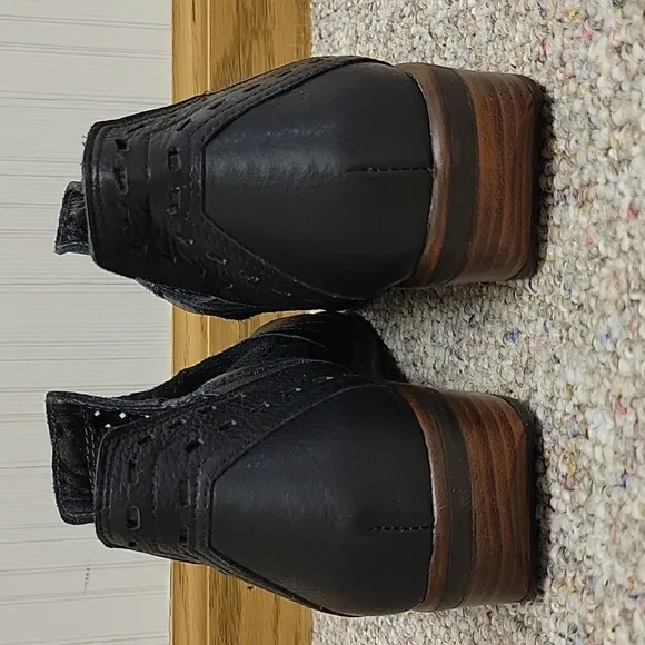 Naot Rivotra Sz 39 US 8.5 Womens Black Leather Slip On Shoes