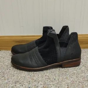 Naot Rivotra Sz 39 US 8.5 Womens Black Leather Slip On Shoes