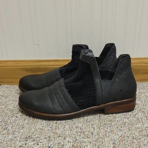 Naot Rivotra Sz 39 US 8.5 Womens Black Leather Slip On Shoes