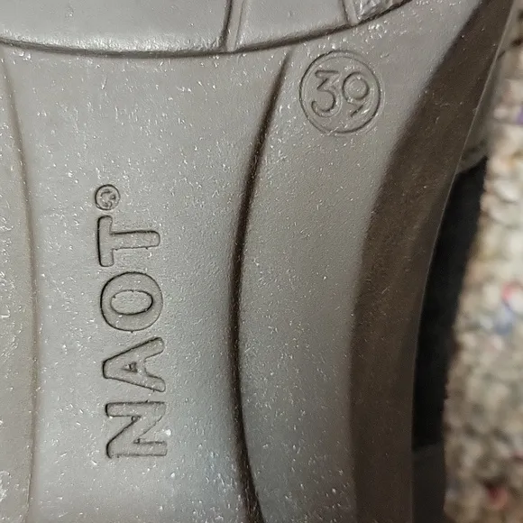 Naot Rivotra Sz 39 US 8.5 Womens Black Leather Slip On Shoes