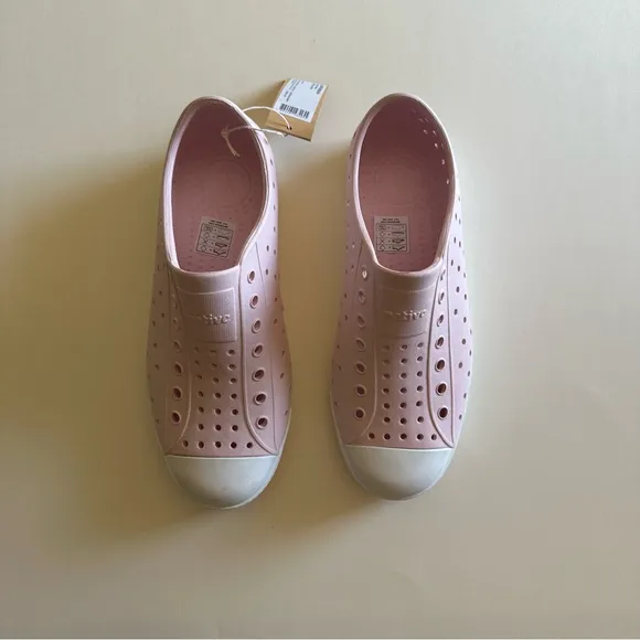 Native NWT Pink Classic Jefferson Sugarlite Slip On Shoes