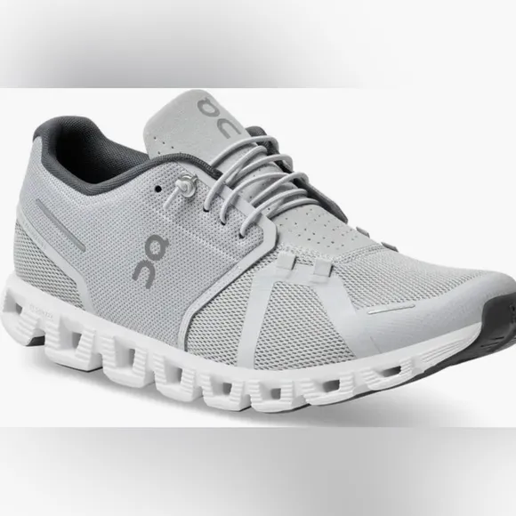 New Authentic On Cloud 5 Running Shoes Men’s 9 or Women’s 10.5