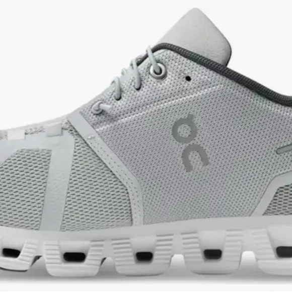 New Authentic On Cloud 5 Running Shoes Men’s 9 or Women’s 10.5
