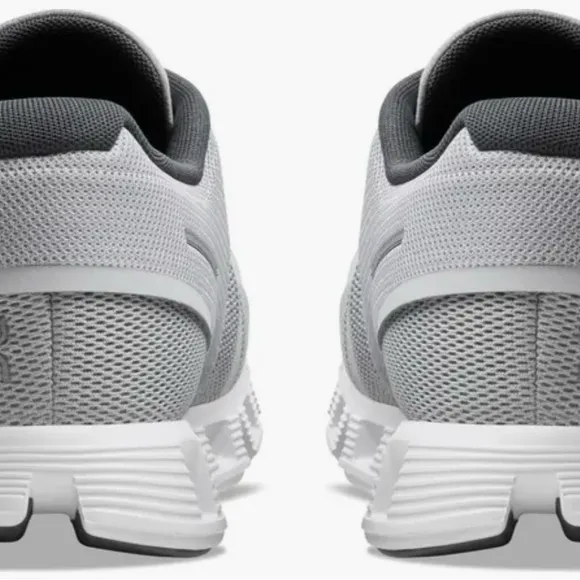 New Authentic On Cloud 5 Running Shoes Men’s 9 or Women’s 10.5