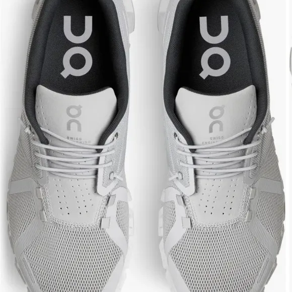 New Authentic On Cloud 5 Running Shoes Men’s 9 or Women’s 10.5
