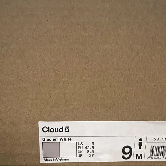 New Authentic On Cloud 5 Running Shoes Men’s 9 or Women’s 10.5