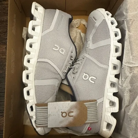 New Authentic On Cloud 5 Running Shoes Men’s 9 or Women’s 10.5