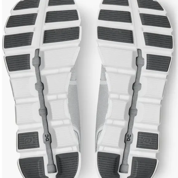 New Authentic On Cloud 5 Running Shoes Men’s 9 or Women’s 10.5
