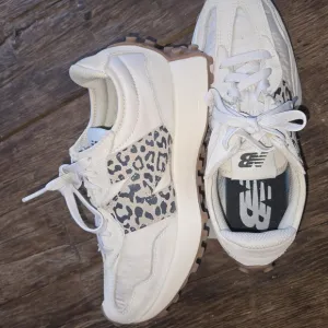 New Balance Women's Cream and Cheetah Sneakers 8 Like New! Rare!