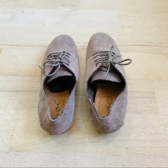 NEW Boc boho suede leather lace-up perforated oxfords shoes.