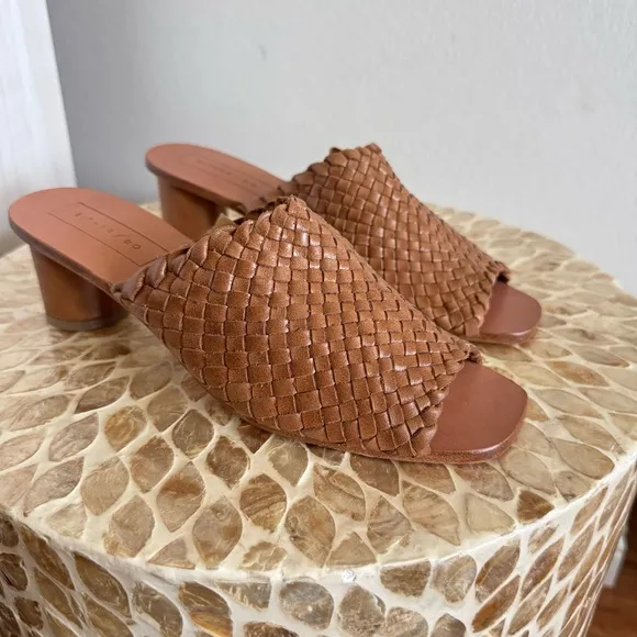 New Either/ OR Tan Woven Leather Heels Sandals Size 9