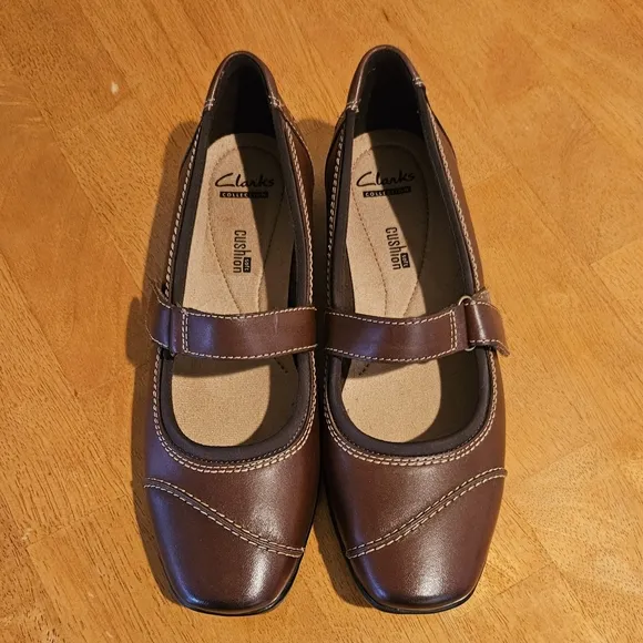 NEW IN BOX - CLARKS - Cute Brown Leather Mary Janes - Size 9.5