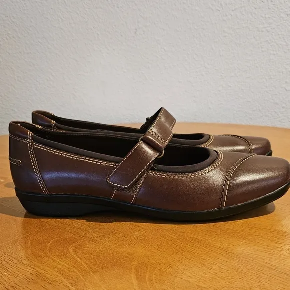 NEW IN BOX - CLARKS - Cute Brown Leather Mary Janes - Size 9.5